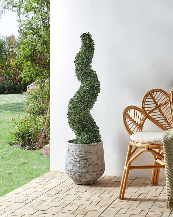 Kunstig plante i potte træ spiralform grøn plastik nåle metalstruktur 120 cm interiør eksteriør havedekoration