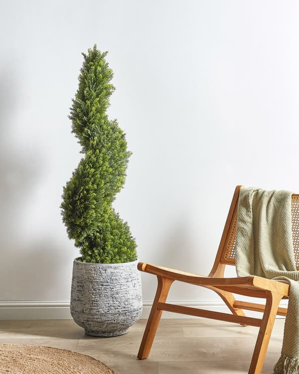 Kunstig plante i potte træ spiralform grøn plastik nåle metalstruktur 126 cm interiør eksteriør havedekoration