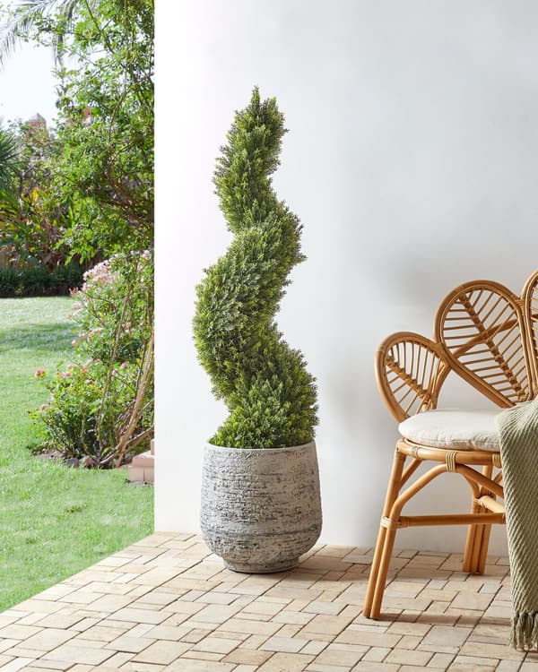 Kunstig plante i potte træ spiralform grøn plastik nåle metalstruktur 126 cm interiør eksteriør havedekoration