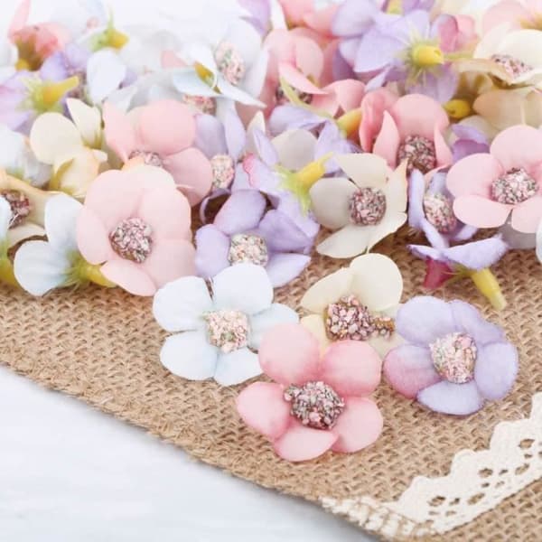 80st Mini konstgjorda blommor Konstgjorda Daisy Head Handgjorda Flerfärgad för bröllop Scrapbooking Dekoration Kläder Acc