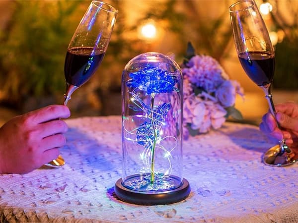 Evig ros i glas present led lysande blått glas för kvinnodagen