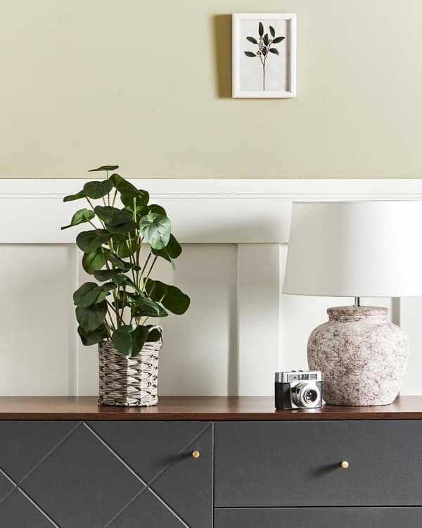 Kunstig potteplante i grønt og sort syntetisk materiale 55 cm Pilea Pancake Plant Dekorativt indendørs tilbehør