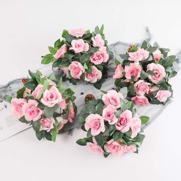 Kunstig rosenbuket med rosenplante og grøn plantedekoration