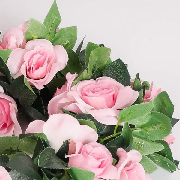 Kunstig rosenbuket med rosenplante og grøn plantedekoration