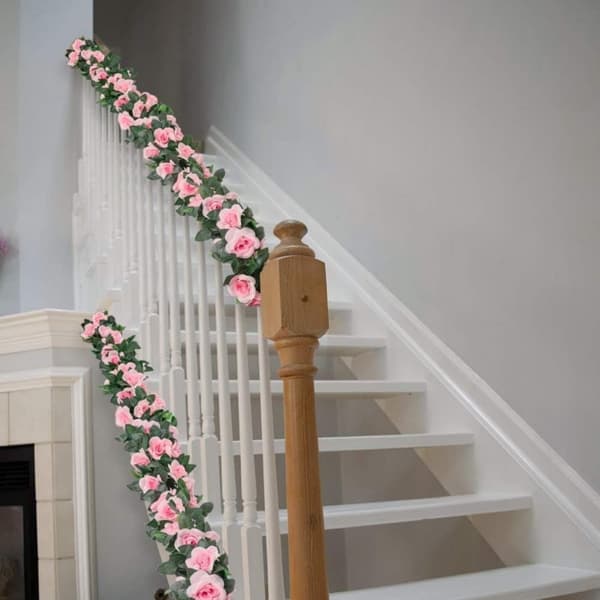 Kunstig rosenbuket med rosenplante og grøn plantedekoration
