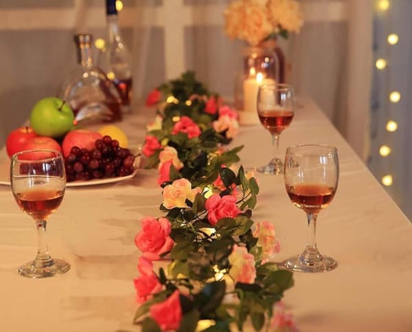 Konstgjord rosbukett med rosenväxt och grön växtdekoration