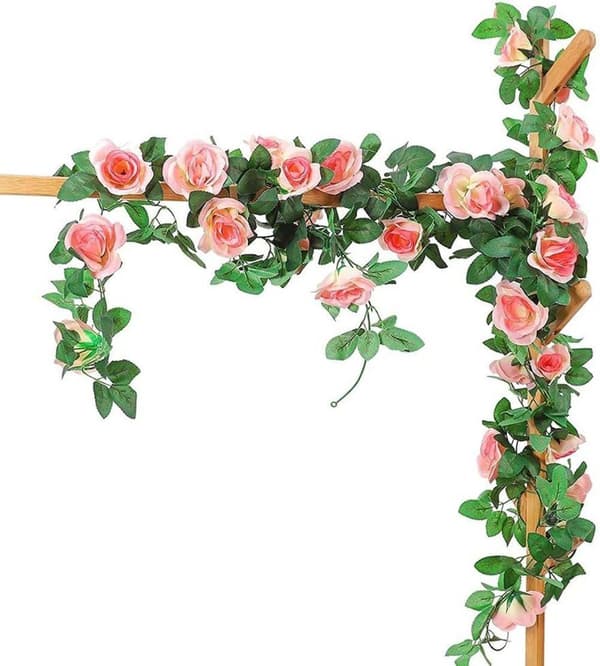 Konstgjord rosbukett med rosenväxt och grön växtdekoration