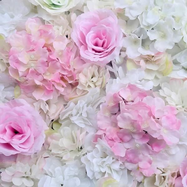 Konstgjord hortensia sidenrosa blomma bröllop vägg bakgrund rosa och vit
