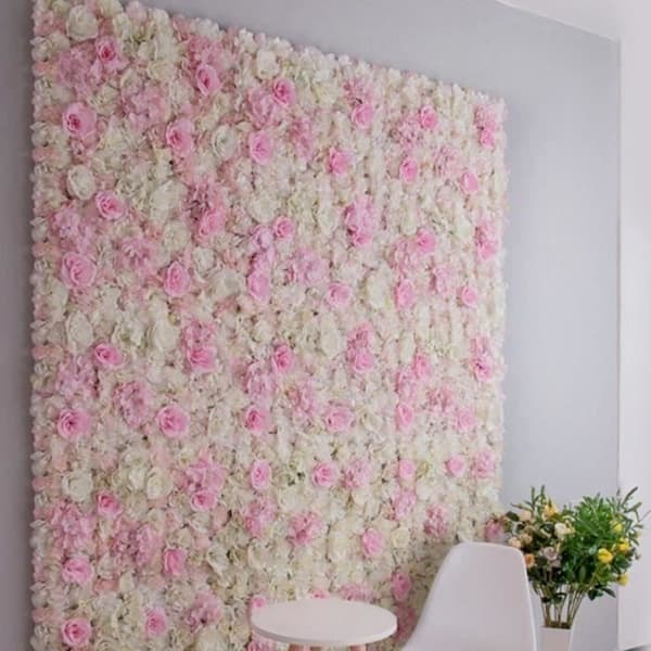Konstgjord hortensia sidenrosa blomma bröllop vägg bakgrund rosa och vit