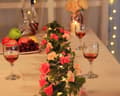 Miniatyrbild 7 av 9: Lollanda Konstgjord rosenväxt och grön växtdekoration – Rosgirlang med blad, realistisk blomdekoration för hem och trädgård