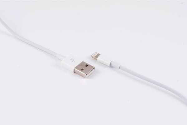shiverpeaks ®-BASIC-S--USB ladesynkroniseringskabel, USB A han til 8-benet han, 2.0, hvid, 3.0m (BS14-12046)