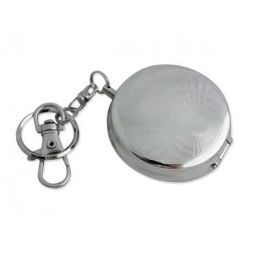 Askkopp i kromad metallficka dekorerad med vågor