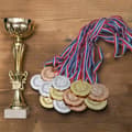 Miniatyrbild 2 av 6: Relaxdays Set med 12 medaljer, för barn, band, fackla, prisutdelning, 6 cm Ø, plast, brons, silver, guld