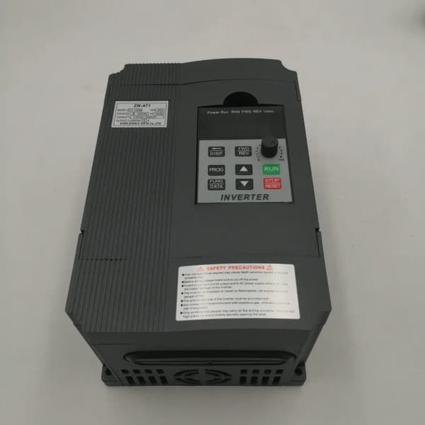 Taajuusmuunnin, 220V Yksivaiheinen Syöttö, 220V Kolmivaiheinen Ulostulo, 0.1-400 Hz Ulostulotaajuus,1.5KW 220V(musta)