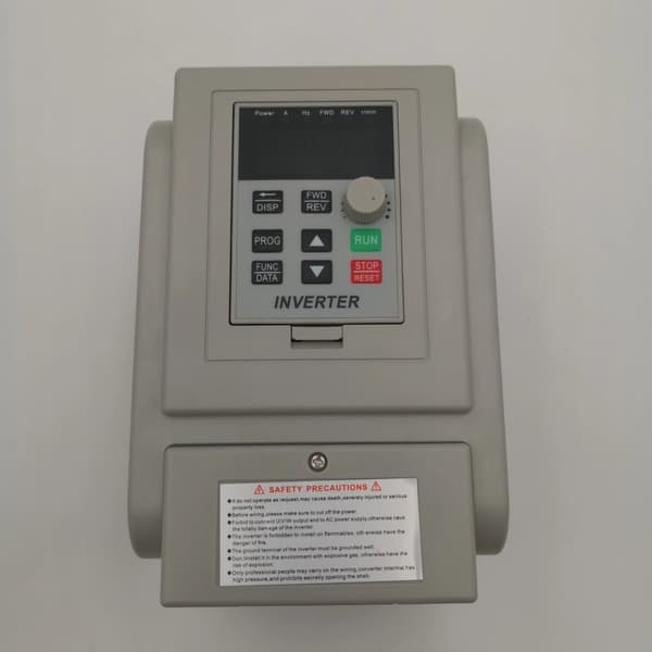 Frekvensomformer, 220V Enfaset Indgang, 220V Trefaset Udgange, 0.1-400 Hz Udgangsfrekevens,1.5KW 220V(hvid)