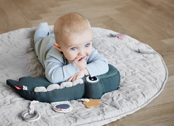 Tummy Time Activity Toy Croco, Grønn, Done by Deer