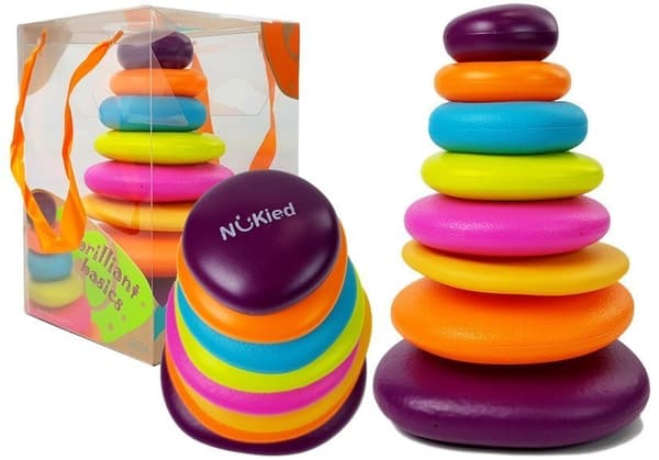 Pyramide af farverige ringe til en baby