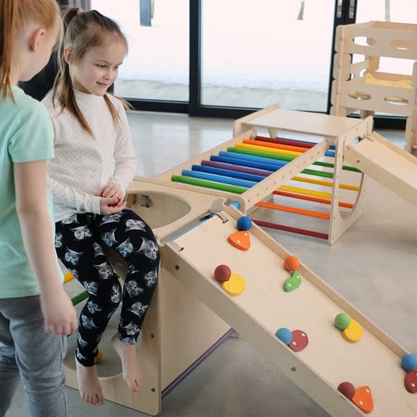 KateHaa Aktivitetskub med klättervägg av trä i regnbågsfärger | Inomhus klätterställning för barn | Montessorileksaker av trä för små barn