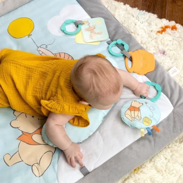 DISNEY BABY -WINNIE- Babylekmatta, hopfällbar träbåge med sensoriska leksaker, spegel