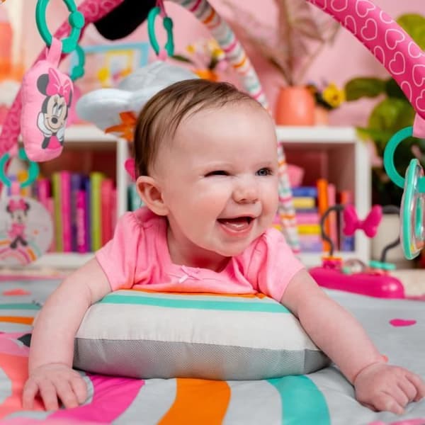 DISNEY BABY -MINNIE- Babylekmatta, utvecklande båge med sensoriska och musikaliska leksaker, ljusgirlang, spegel