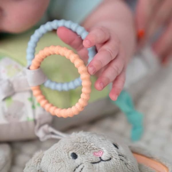 INGENUITY Sylvi Baby Legemåtte til mavetid med multisensorisk legetøj