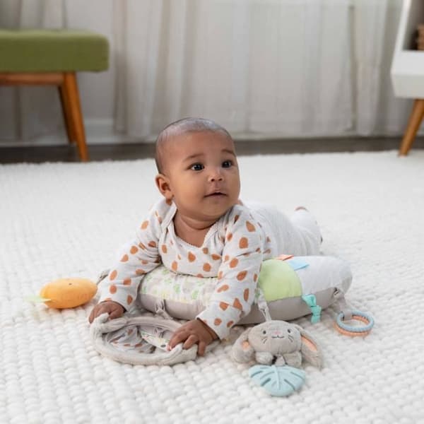 INGENUITY Sylvi Baby Legemåtte til mavetid med multisensorisk legetøj
