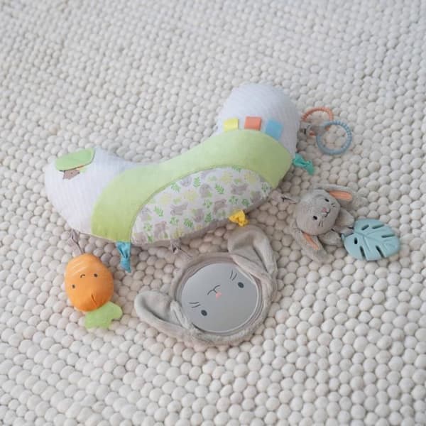 INGENUITY Sylvi Baby Legemåtte til mavetid med multisensorisk legetøj