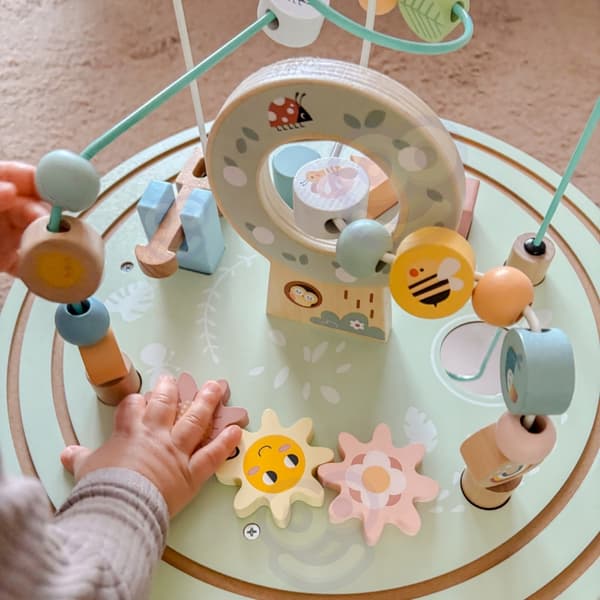 TOOKY TOY Montessori-tyylinen puinen aktiviteettipöytä palloradalla