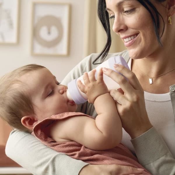 Set med 2 nappflaskor - MAM - Enkel start - Anti-kolik - 320 ml - Flödeshastighet 3 napp - Lila + Sand