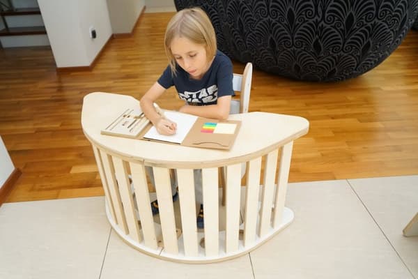 Montessori-stol i trä med fällbart skrivbord, massiv lack, PL