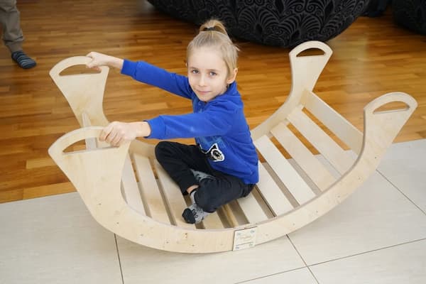Trä Montessori-gunga för barn Stor massiv gungstol Skrivbord PL