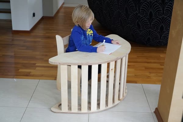 Vanerilevy Montessori-keinupöydälle