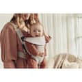 Pikkukuva 6 / 6: BabyBjörn Mini 3D Jersey kantoreppu, Light Beige