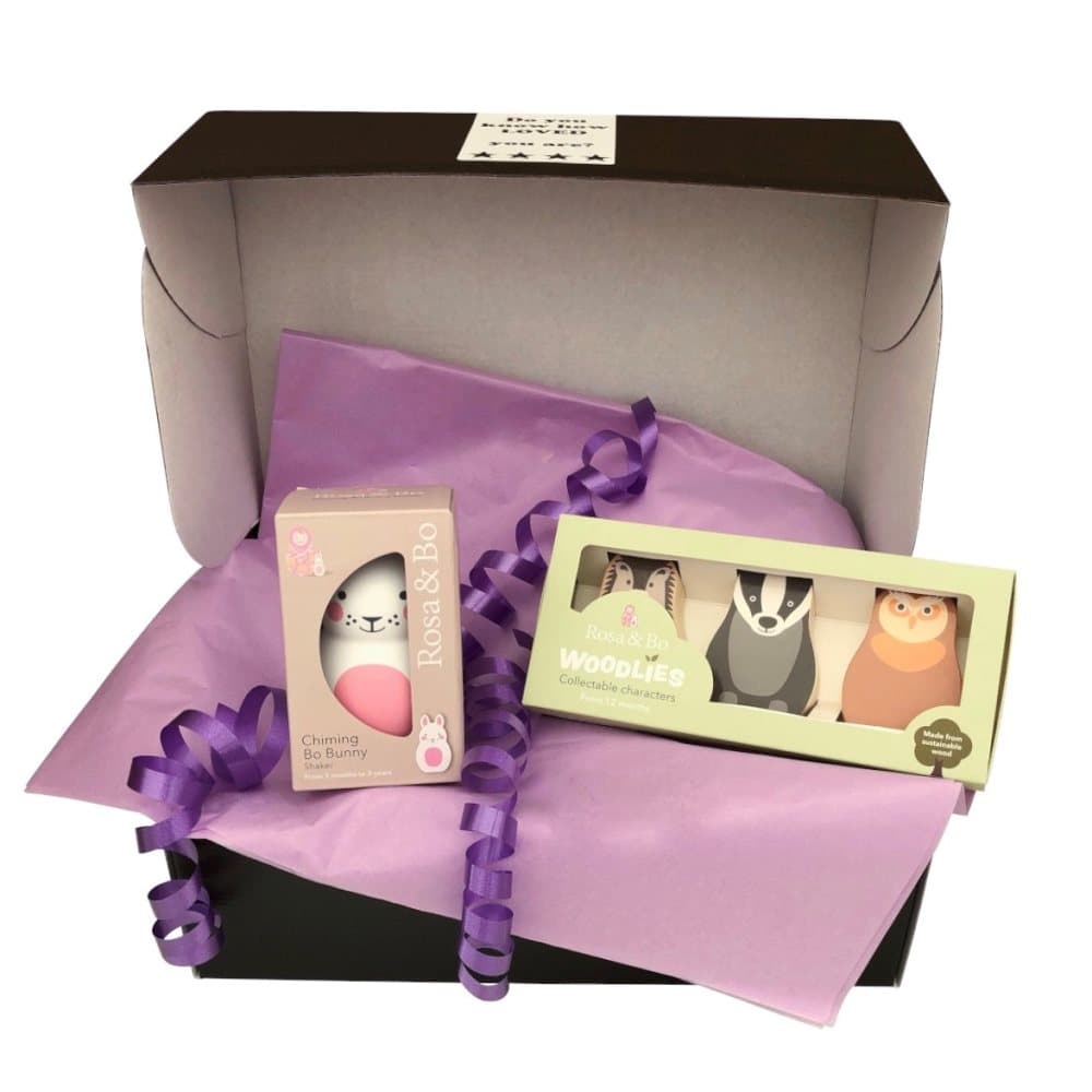Babypresent med Rosa & Bo babyleksak och Woodlies