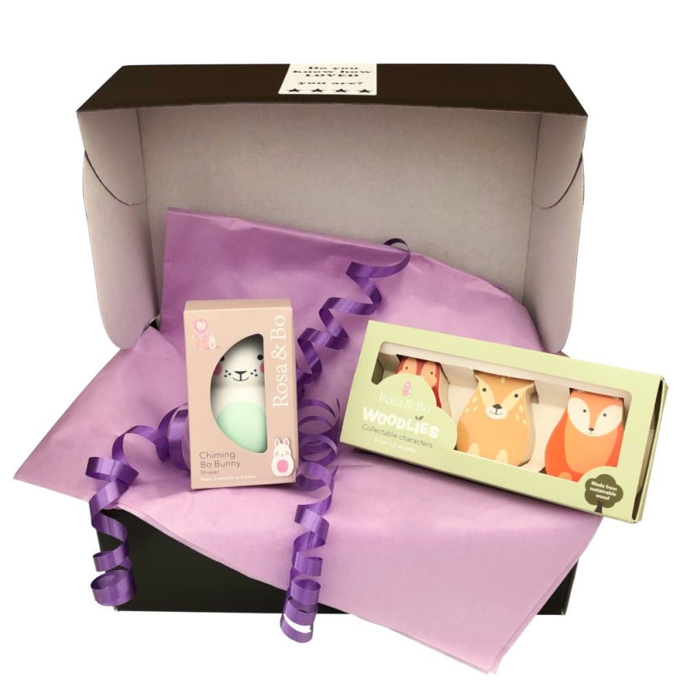 Present till bebis med Rosa & Bo Woodlies och kaninskallra