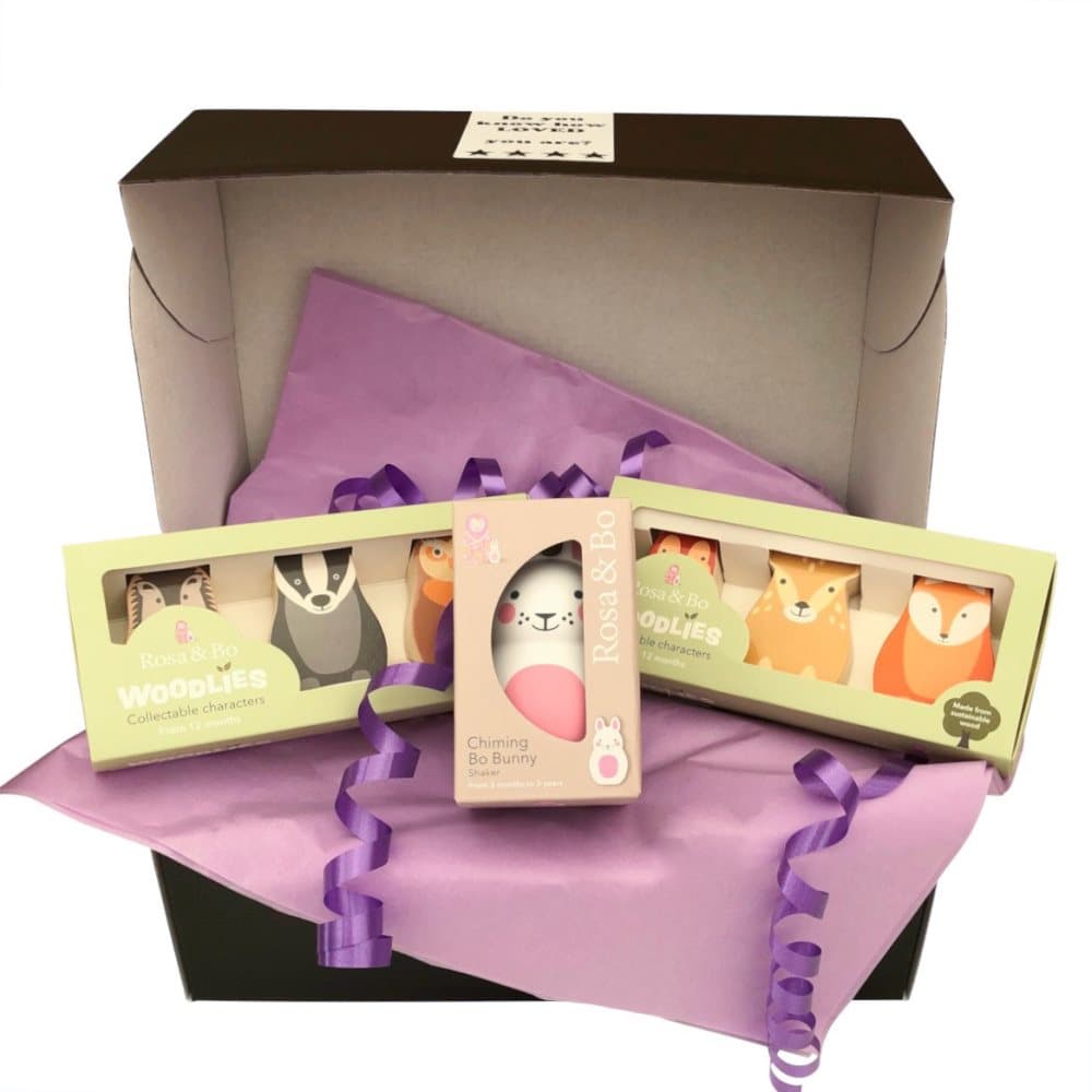 Bebispresent med Rosa & Bo Woodlies och kaninskallra