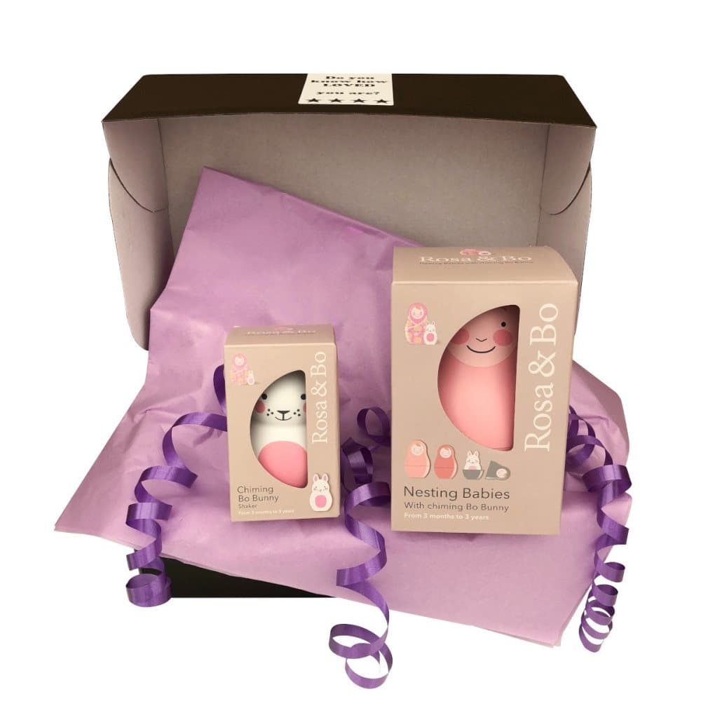 Bebispresent med Rosa & Bo leksak och rosa kaninskallra