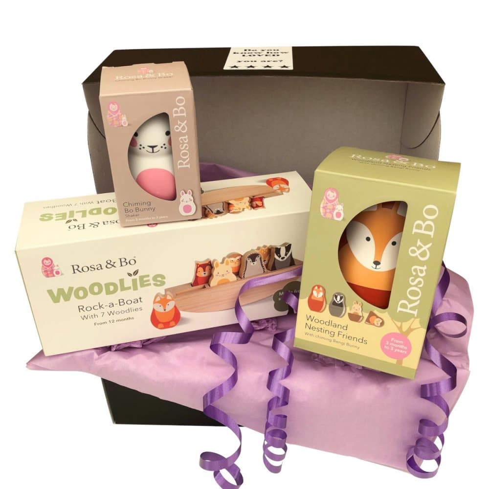 Bebispresent med Rosa & Bo, skallra kanin i rosa och Rock-A-Boat