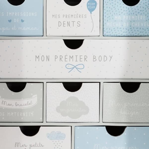 Coffret för födelse med grå moln Både grå