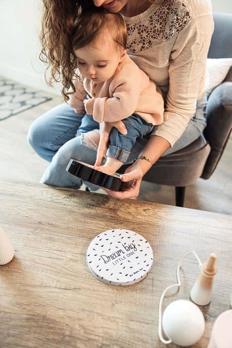 Baby Art Magic Box Rund - Metalæske med babyhånd- og fodaftrykssæt, fødsels- eller dåbsgave, sort og hvid