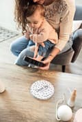 Miniatyrbillede 3 af 4: Baby Art Magic Box Rund - Metalæske med babyhånd- og fodaftrykssæt, fødsels- eller dåbsgave, sort og hvid
