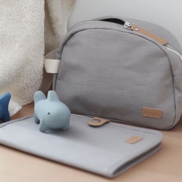 BEABA, pärlgrå babynecessär i canvas