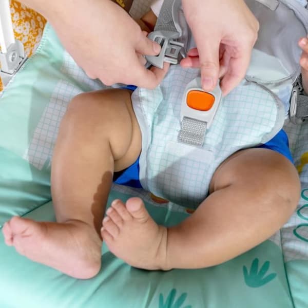 BRIGHT STARTS Rainbow Bouncer -hyppytuoli, sininen, rauhoittava värinä, 2 kallistusasentoa, jopa 30 kuukaudeksi