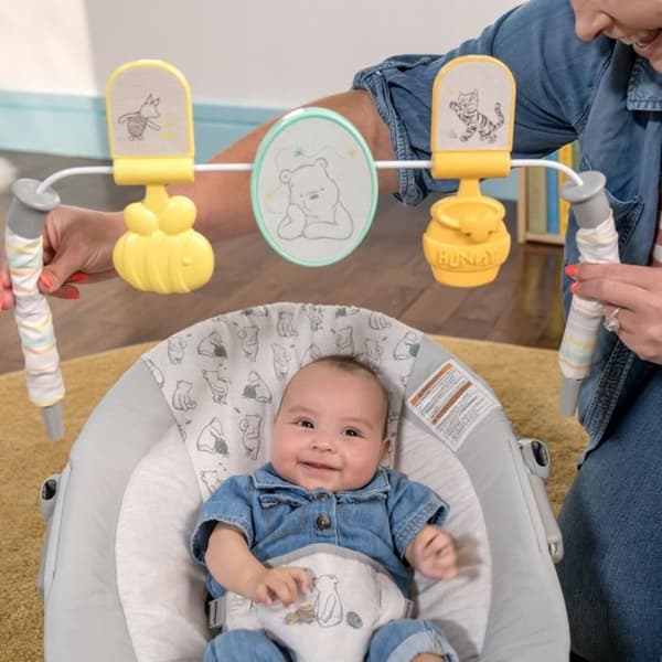 Babyskridstol - DISNEY BABY - WINNIE THE POOH - Bue med aftageligt pædagogisk legetøj - Justerbar fra 0 til 6 måneder