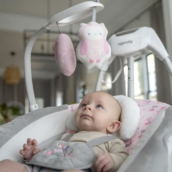 INGENUITY Cassidy sähköinen vauvakeinutuoli, jossa 180° kääntötoiminto - nopeus-, keinunta-, ääni- ja tärinäasetukset