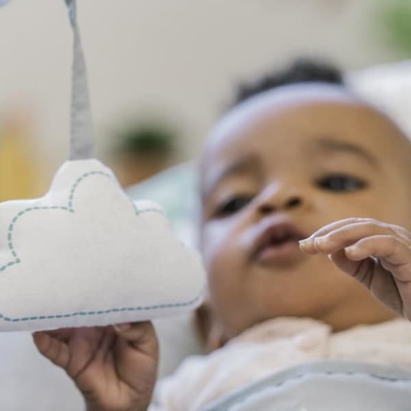 INGENUITY Cloud Bouncer, Beroligende Vibrationer, Aktivitetsbue med 2 Bløde Dyr, Aftagelig Nakkestøtte