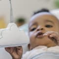 Miniatyrbillede 5 af 6: INGENUITY Cloud Bouncer, Beroligende Vibrationer, Aktivitetsbue med 2 Bløde Dyr, Aftagelig Nakkestøtte