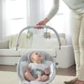 Pikkukuva 5 / 6: INGENUITY Morrison Baby Bouncer - Kaari irrotettavilla kehitysleluilla, 8 melodiaa, rauhoittavat värinät, irrotettava ja säädettävä niskatuki