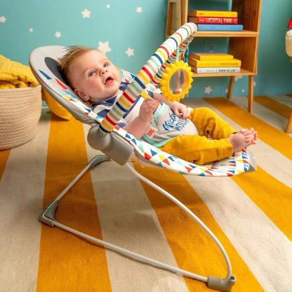 DISNEY BABY Mickey Bouncer moniväriset kolmiot, tärinät, 2 lelua, 3-pistevaljaat, konepestävä