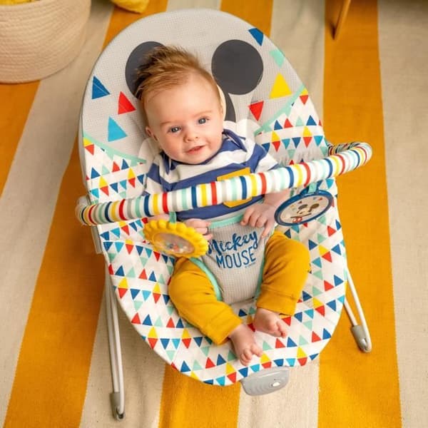 DISNEY BABY Mickey Bouncer moniväriset kolmiot, tärinät, 2 lelua, 3-pistevaljaat, konepestävä